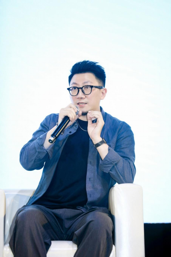 　　“时尚产业新格局与品牌新姿态” 论坛活动现场 - 小红书品牌营销大时尚行业负责人佐罗分享自己的见解