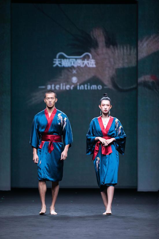 名模宋滨(左)、吴月(右)身着大宋联名系列产品