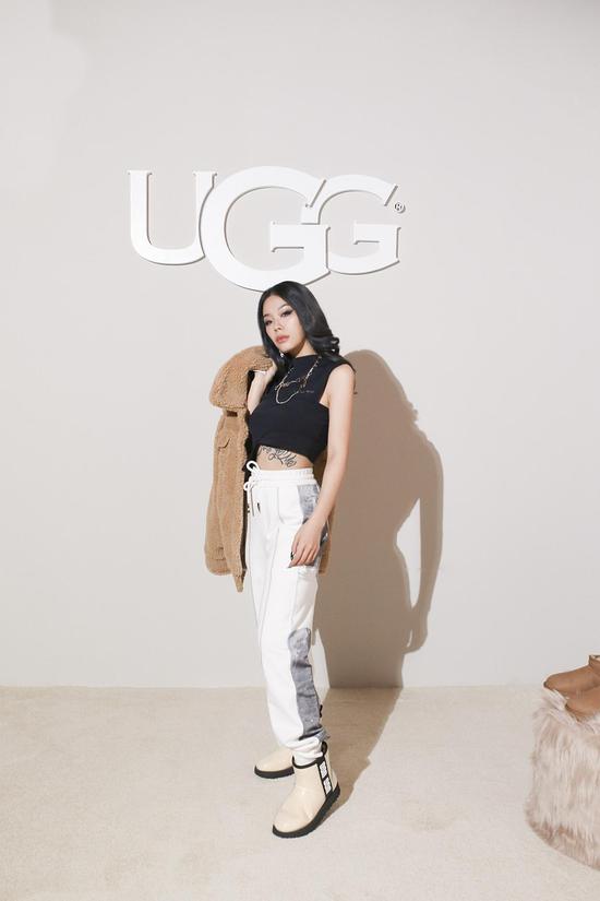 “茸系青年”万妮达演绎 UGG®弗朗西斯飞行员夹克、 经典本色迷你短靴