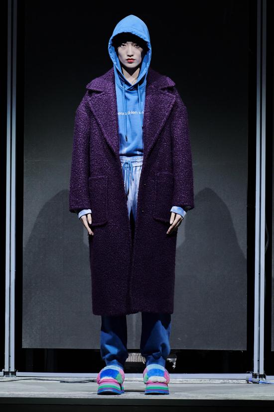 时装设计师王逢陈打造 UGG®派对模特造型,演绎 UGG®迪斯科拖鞋