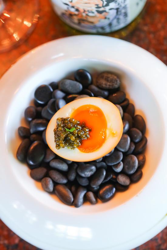 茶香溏心蛋,鲟龙鱼籽酱Marinated Tea Flavored Soft Boiled Egg Ι Sturgeon Caviar