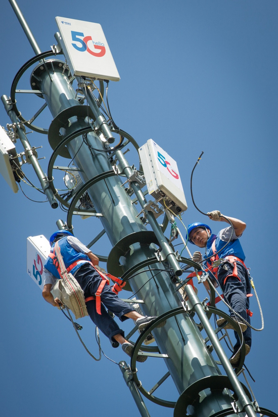 上海电信加紧建设千兆5G网络 费锋 摄