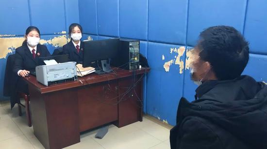 检察官讯问犯罪嫌疑人