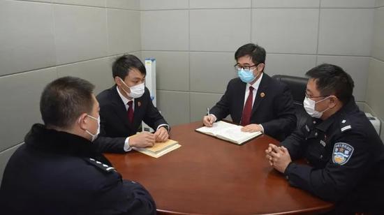 危害疫情防控刑事案件专办组检察官就案件定性、证据收集向公安机关提出意见

