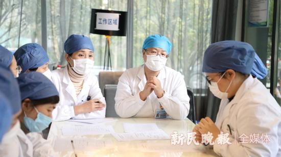 　　图说：昨天下午，薄艳青（右）与程燕（左）在清洁区工作区域，与工作人员再次沟通细节。新民晚报记者 张剑 摄

