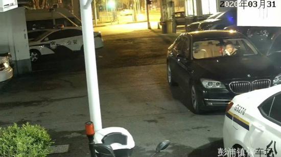 图说:冀某将车 驶入彭浦镇派出所大院。警方供图(下同)