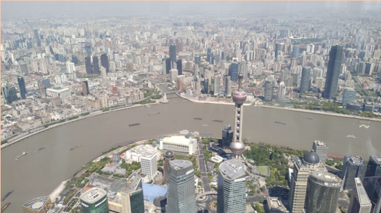 　　这是4月28日拍摄的，从上海中心大厦俯瞰黄浦江。新华社记者 杨有宗 摄

