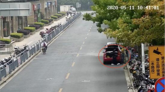 图说:司机在违停路段打开后备厢盖遮挡号牌逃避电子警察抓拍