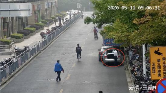 图说:司机在违停路段打开后备厢盖遮挡号牌逃避电子警察抓拍 松江公安供图(下同)