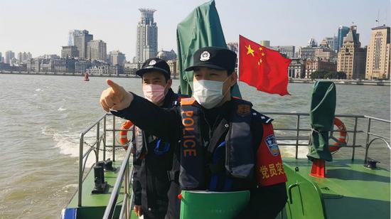 图说:新成立的边防和港航公安分局由原上海市公安局边防总队、港航公安局合并而成