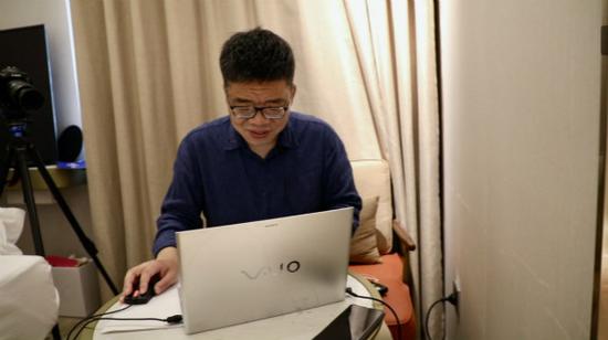 图说：毛懿跟王煜董事长视频连线。李永生 摄（下同）