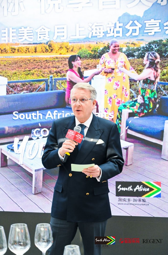 上海浦东丽晶酒店总经理Michael Gnaegi先生