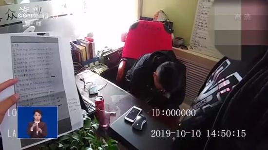 △铁路民警对相关旅行社进行突击检查