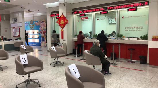 图：招商银行上海四平支行大厅等待区