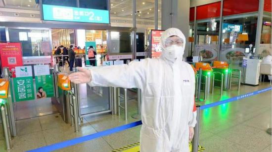 图说：引导旅客测温。闵轩供图