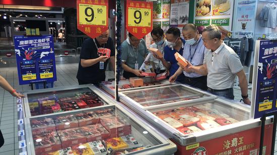 世纪联华中环店上海市民正在选购潜江龙虾