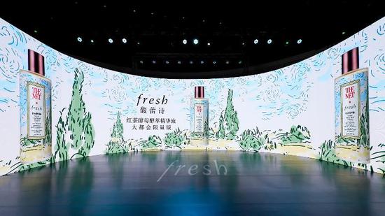 图六:Fresh馥蕾诗艺术与自然沉浸馆红茶区域的环形屏幕重现梵高的《麦田与柏树》