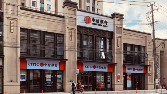 中信银行上海大华锦绣支行背靠大华斐勒公园小区，正对大华锦绣华城2街坊。