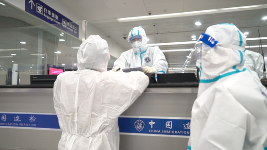 图为浦东机场民警与联防联控单位人员在进行信息交流。新华网 罗沛鹏 摄