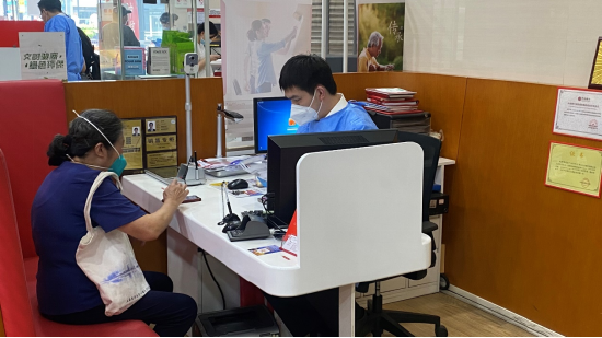 中信银行上海黄浦支行工作人员为老年客户提供金融服务
