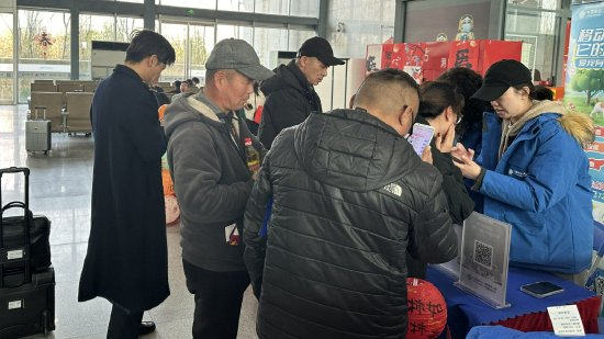 图说：志愿者在安亭北站开展志愿服务。