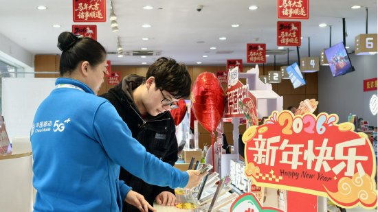 图说：营业厅工作人员向客户介绍合适的终端。