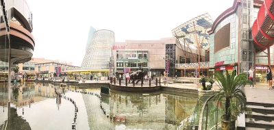 百联南桥购物中心给市郊百姓提供了一个集购物、餐饮、文化、休闲等功能于一体的大型现代商城。本报记者赵立荣摄