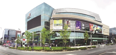 大虹桥商圈一景。本报记者赵立荣摄