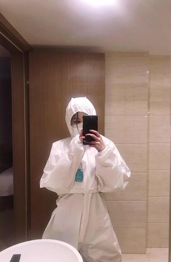 刚到隔离酒店,木西正准备脱掉身上的防护服。