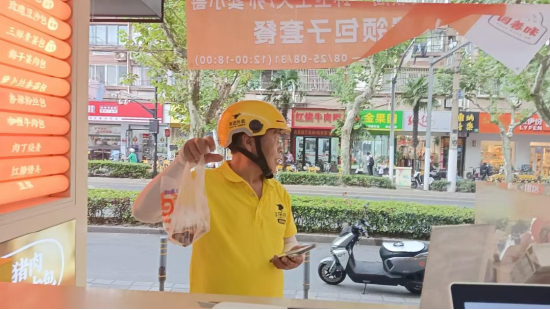 杨浦彰武路门店外，快递小哥领到了免费餐包（受访者供图）