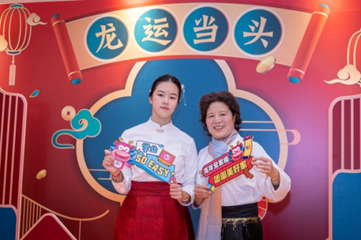 赵阿姨2022年在电信营业厅拍摄的虎年全家福和今年拍摄的龙年全家福