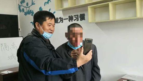 徐明启（右一）。上海市救助管理站 供图

