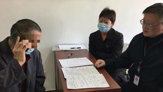 徐明启（左一）。上海市救助管理站 供图

