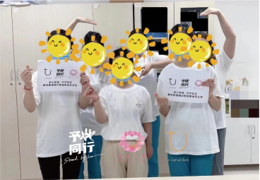 一线女性工作者身着爱心T恤