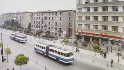 天山路旧照(资料图片)