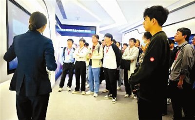 学员们在参观仪电集团AI工作平台。