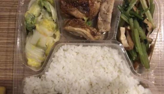 午餐有鸭肉和蔬菜。