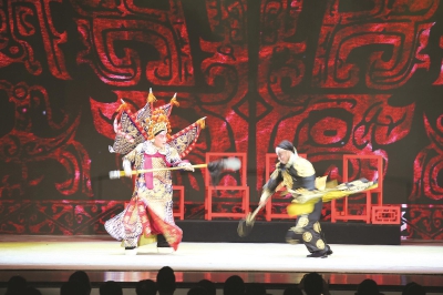 武生演员奚中路演绎《挑滑车》片段。本报记者叶辰亮摄
