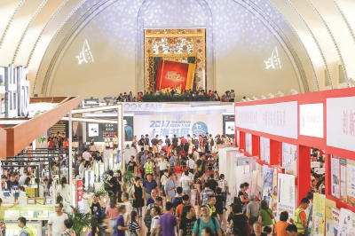 第15届上海书展主会场仍设在上海展览中心。图为去年书展首日,场馆内人头攒动。本报记者叶辰亮摄