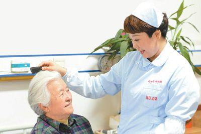 天津市武清区养老院保健站的医护人员，为85岁老人刘木兰梳头保健。李世琦摄