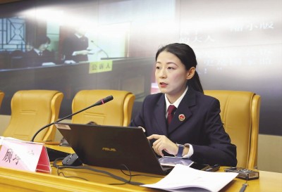 图:顾琤琮为中学生作法治宣讲。本报记者袁婧摄