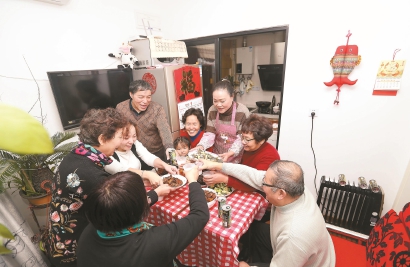 首批回搬居民欢聚一堂。均本报记者蒋迪雯 摄