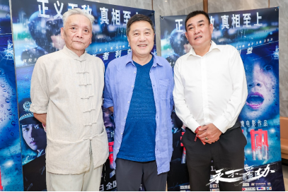 导演叶大鹰与影迷合影