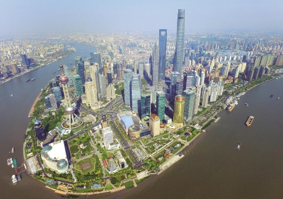 在中国改革开放40年的历程中,上海浦东开发是浓墨重彩的一笔。这是高楼林立的陆家嘴国际金融中心。(本报资料照片)