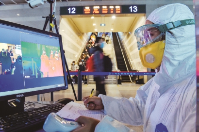 　　在虹桥火车站，旅客到达出站口时，工作人员使用医用红外热像仪逐一监控。 本报新媒体中心 张挺摄


