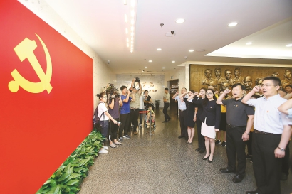 刘凯受邀与纪念馆的党员代表、志愿者等在党旗前重温入党誓词。本报记者 蒋迪雯 摄