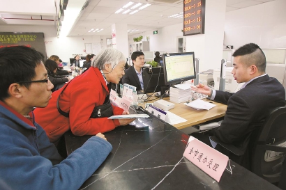 市民在四川北路街道社区事务受理服务中心办理业务。 蒋迪雯 摄