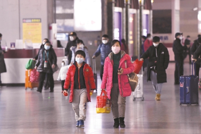 受疫情及春节假期延后影响，昨日虹桥火车站客流较少。均本报记者 邢千里摄