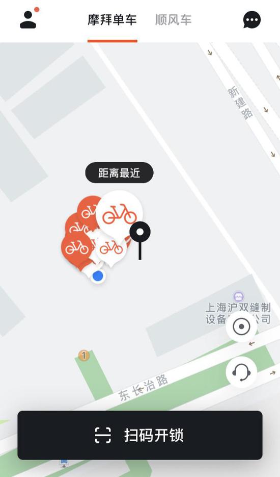 记者在收缴整治点现场打开一款共享单车APP,看到图标密集拥簇,扫码后单车能正常使用。