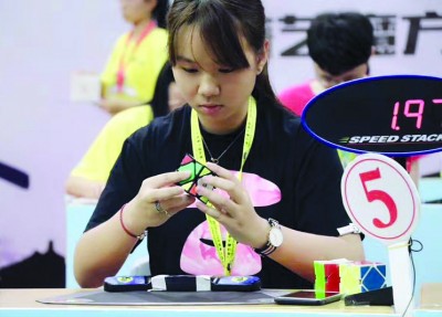 “95后”大学生黄菲儿曾三次打破斜转魔方中国女子纪录。 受访者供图